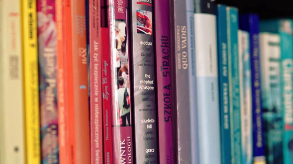 livre ouvert et d'un marque-page, avec des icônes représentant différents styles de citation tels que APA, Chicago et ISO 690, pour illustrer le choix d'un style bibliographique unique pour un travail universitaire ou de recherche.