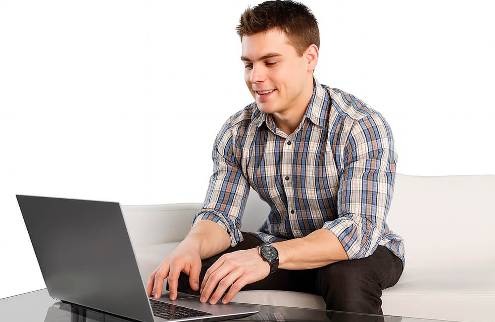 Étudiant sur un canapé stressé par le rendu tardif d’un mémoire