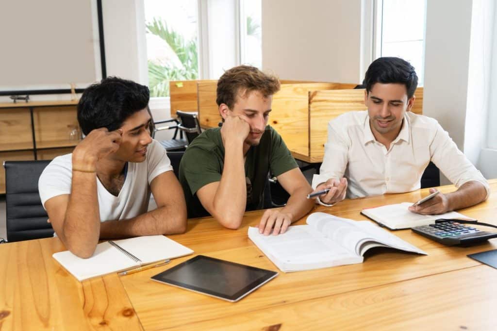 En quoi le directeur de mémoire joue-t-il un rôle fondamental ?
