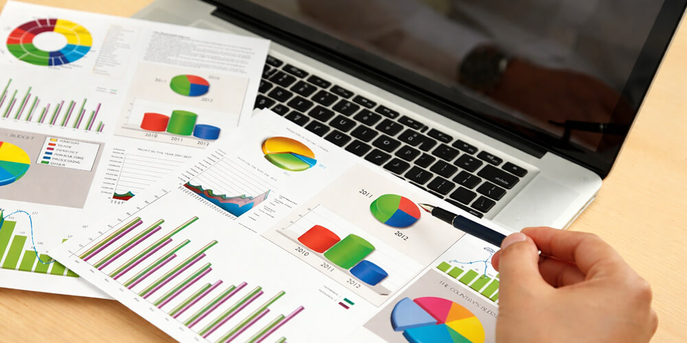 Analyse de données marketing sur ordinateur portable avec graphiques et tableaux utilisés pour un mémoire universitaire en marketing