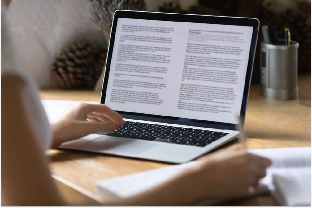 Illustration des bonnes pratiques pour une discussion de mémoire percutante, montrant une personne en train d'écrire, entourée de mots-clés tels que 'clair', 'concis', 'exemples', et 'variété de vocabulaire'.