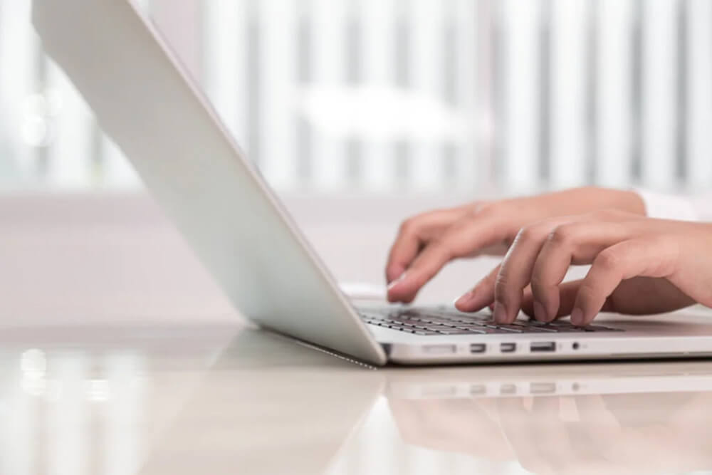 Image illustrant la section "Comment rédiger la partie Discussion d'un mémoire de recherche", montrant des mains qui se rejoignent au-dessus d'un document, symbolisant le lien entre la théorie, les données, et l'analyse critique dans le processus de discussion.