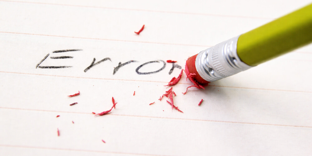 Crayon en train d’effacer le mot Error, illustration de la correction d’erreurs et de l’amélioration.
