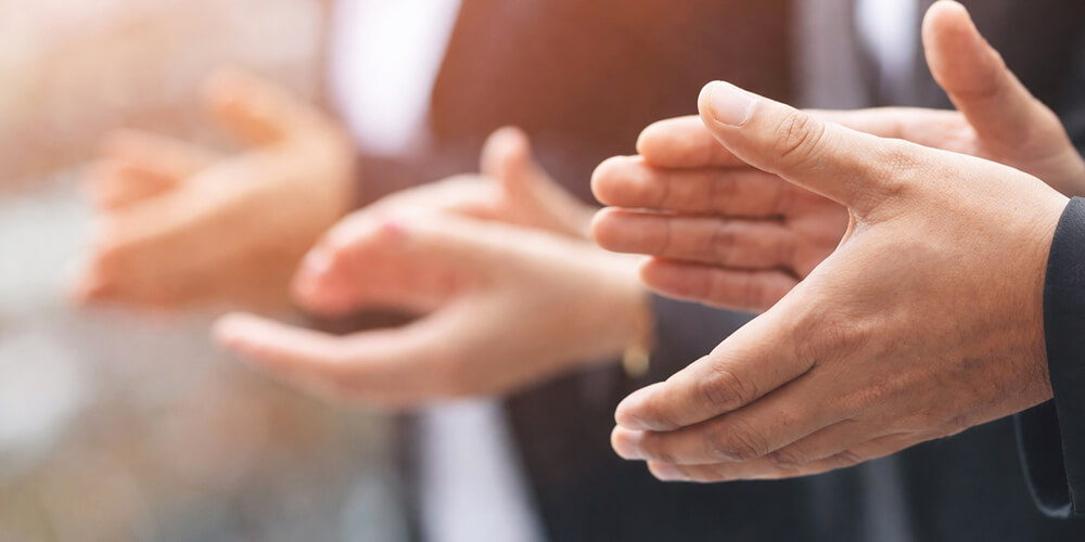Mains de professionnels en train d’applaudir lors d’une réunion ou d’une présentation en entreprise