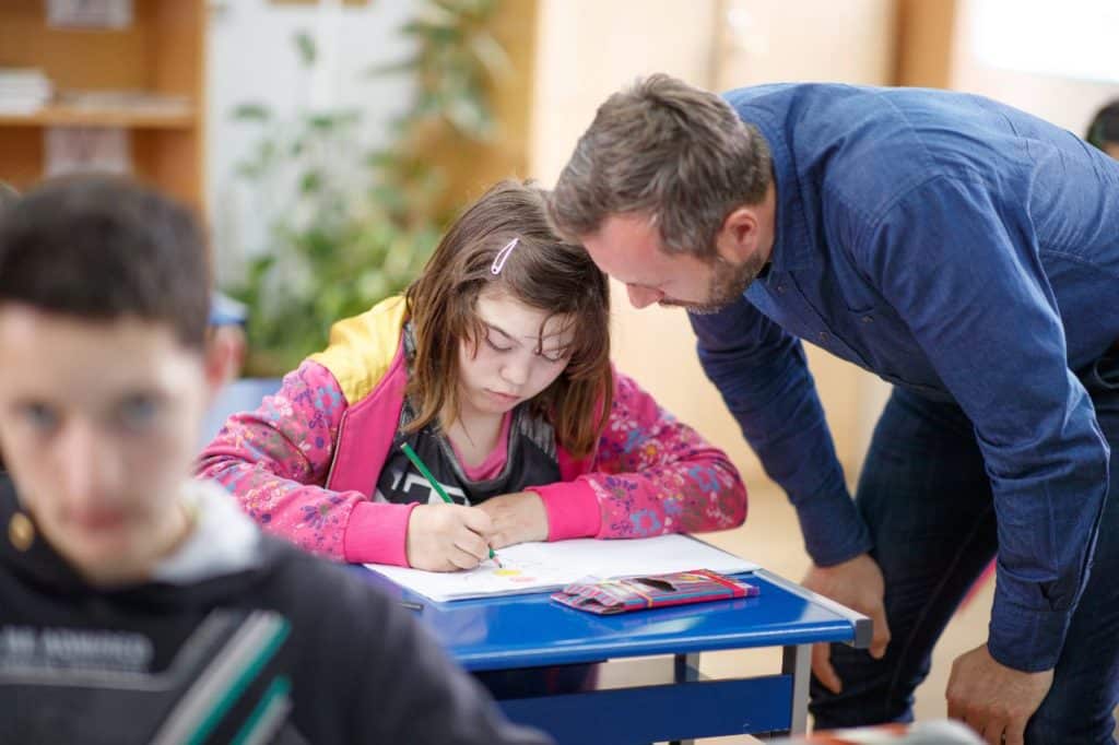L’éducateur spécialisé est un professionnel dans le domaine social. Cela implique donc une connaissance de la personne bénéficiaire. La dimension sociale doit donc faire partie intégrante du mémoire car c’est la base du travail de l’éducateur spécialisé. Il peut être amené dans le cadre de son expérience à accompagner des personnes, des familles en difficulté et agir de manière à permettre leur intégration par exemple.